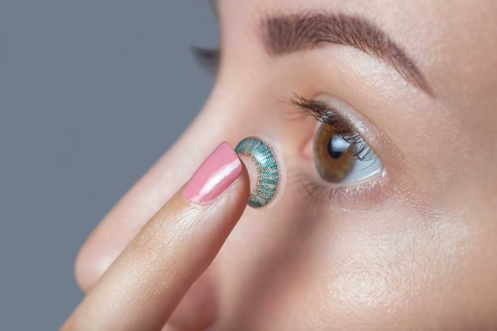 Colour contact lens fitting